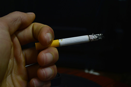 手拿香煙