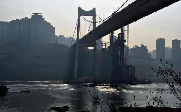 清晨陽(yáng)光下的鵝公巖長(zhǎng)江大橋