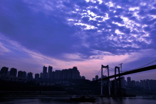 清晨陽光下的鵝公巖長江大橋