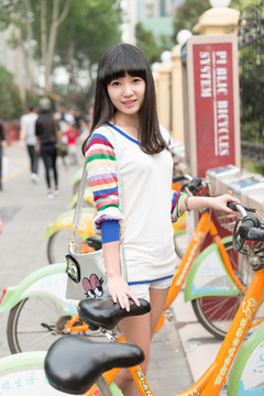 騎自行車的女孩