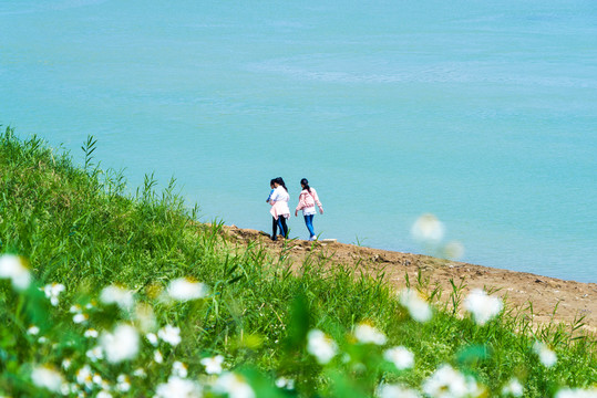 湖邊散步