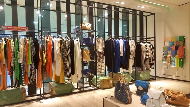 女裝專賣店 服裝櫥窗
