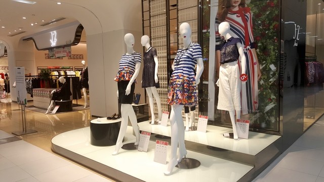 女裝專賣店 服裝櫥窗