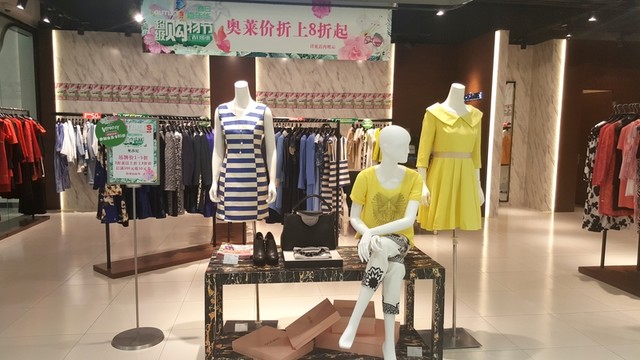 女裝專賣店 服裝櫥窗
