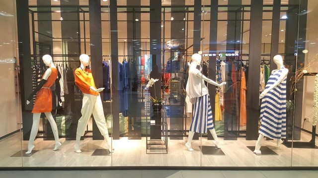 女裝專賣店 服裝櫥窗