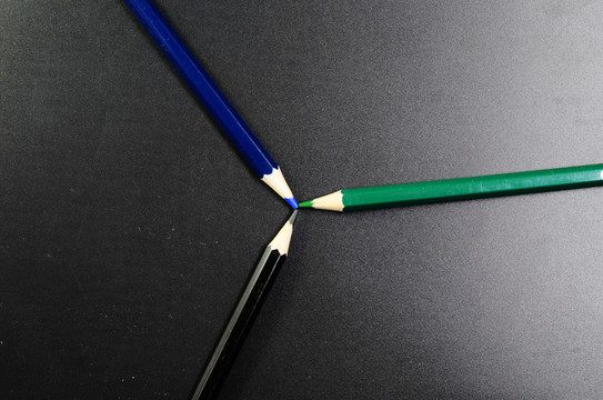 黑色背景上的彩色鉛筆