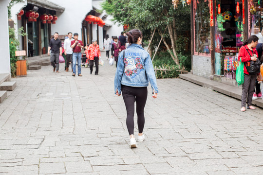 街拍古鎮(zhèn)游客背影