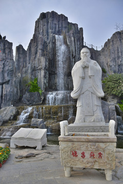 翰園仰圣山雕塑