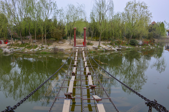 旅游景區(qū)鐵索橋