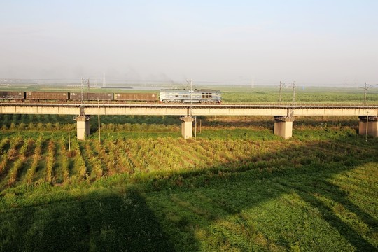 鐵路上行駛的火車