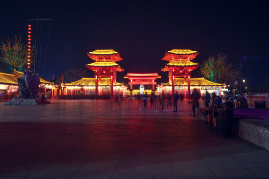 清明上河園正門夜景