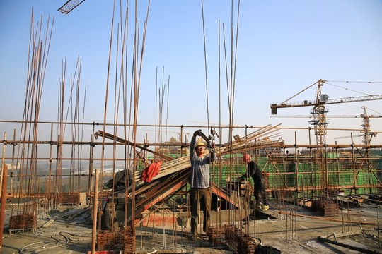 建筑工人施工現(xiàn)場