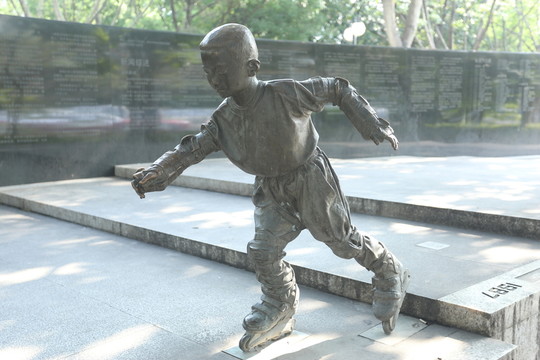 小孩滑冰