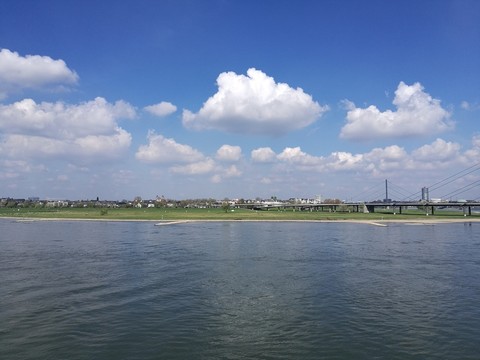杜塞爾多夫的艷陽下
