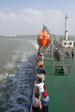 滾裝船航渡瓊州海峽 游客