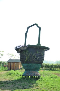 草編花籃雕塑
