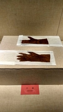 吐爾基山遼墓出土 死者女主手套