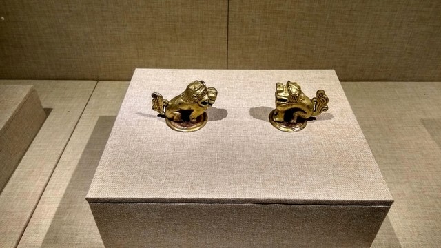 吐?tīng)柣竭|墓出土 墓室鎏金銅獅
