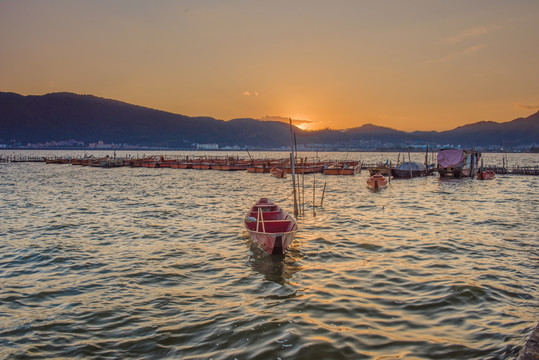 夕陽下的漁船