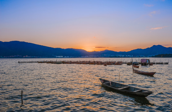 夕陽下的漁船