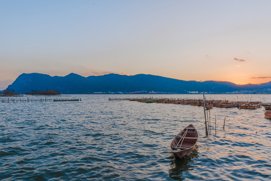 夕陽(yáng)下的漁船