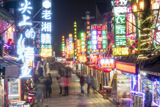 古鎮(zhèn)繁華夜市