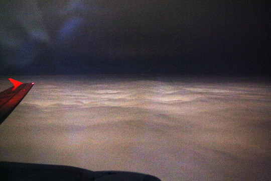 夜空云端飛行