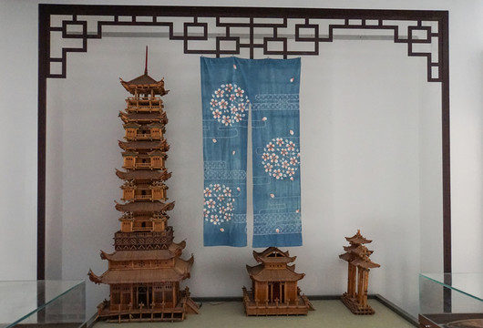 木塔 蠟染布 櫥窗