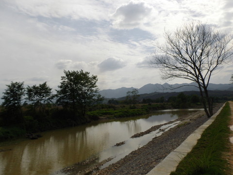 河畔風(fēng)光