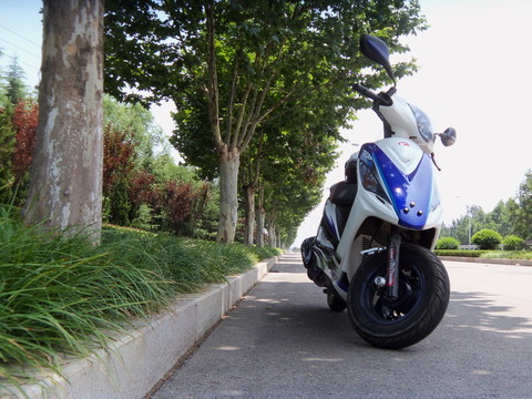 踏板摩托車