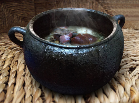 傳統(tǒng)黑砂鍋豬腳湯
