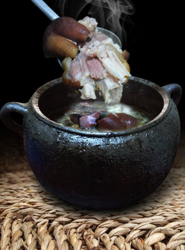 傳統(tǒng)黑砂鍋豬腳湯