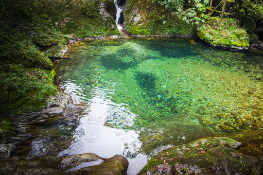 瓦屋山流清池