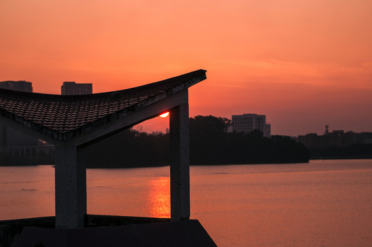 水面落日 夕陽西下 晚霞滿天