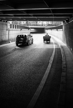 隧道里的車(chē)