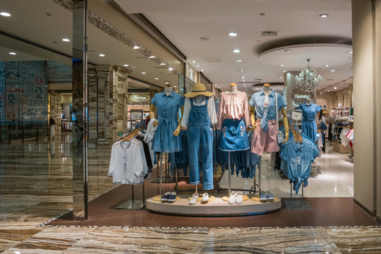 女裝店櫥窗