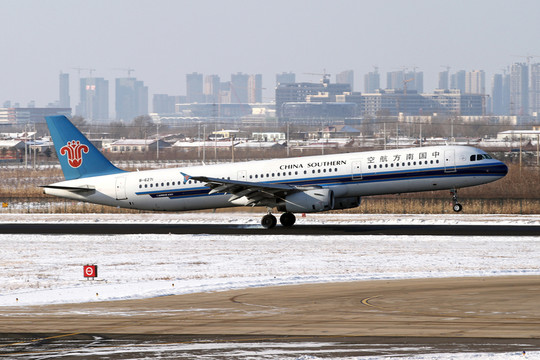 冬天雪后的沈陽機(jī)場 飛機(jī)降落