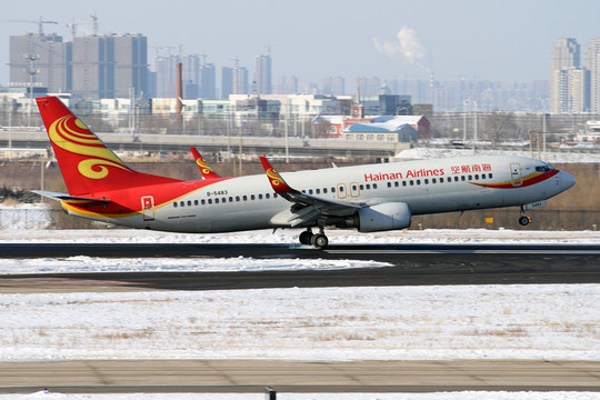 冬天雪后的沈陽機(jī)場 飛機(jī)降落