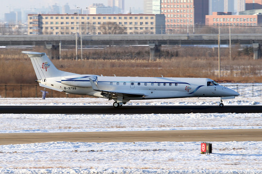 冬天雪后的沈陽機(jī)場 飛機(jī)降落