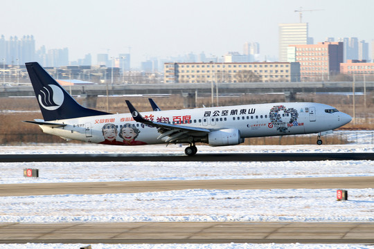 冬天雪后的沈陽機(jī)場 飛機(jī)降落