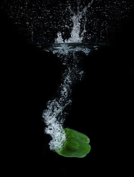水中蔬菜高清圖