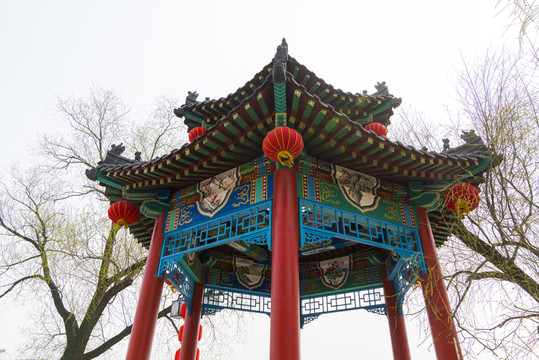 亭子檐角紅燈籠