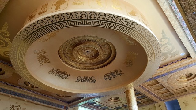 古建殿堂浮雕貼金天花藻井施工