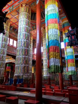掛滿經(jīng)幡的佛堂