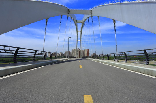 藍(lán)天白云大橋