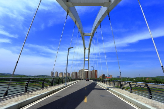 藍天白云大橋