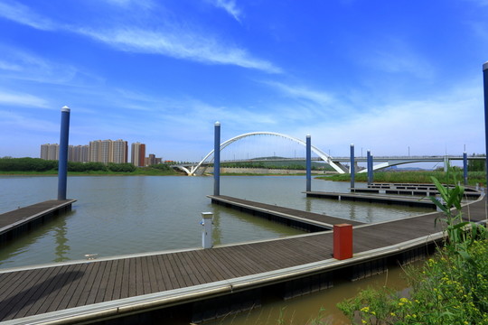 藍(lán)天白云碼頭