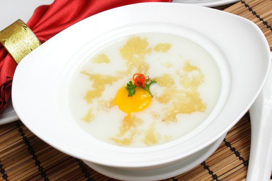 杏汁窩蛋海燕窩