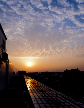 藍(lán)天夕陽(yáng)