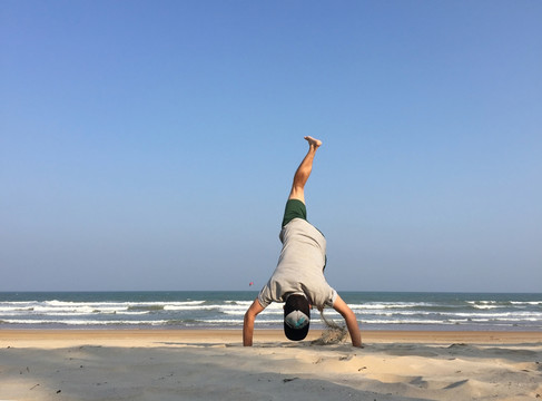 練倒立的男人